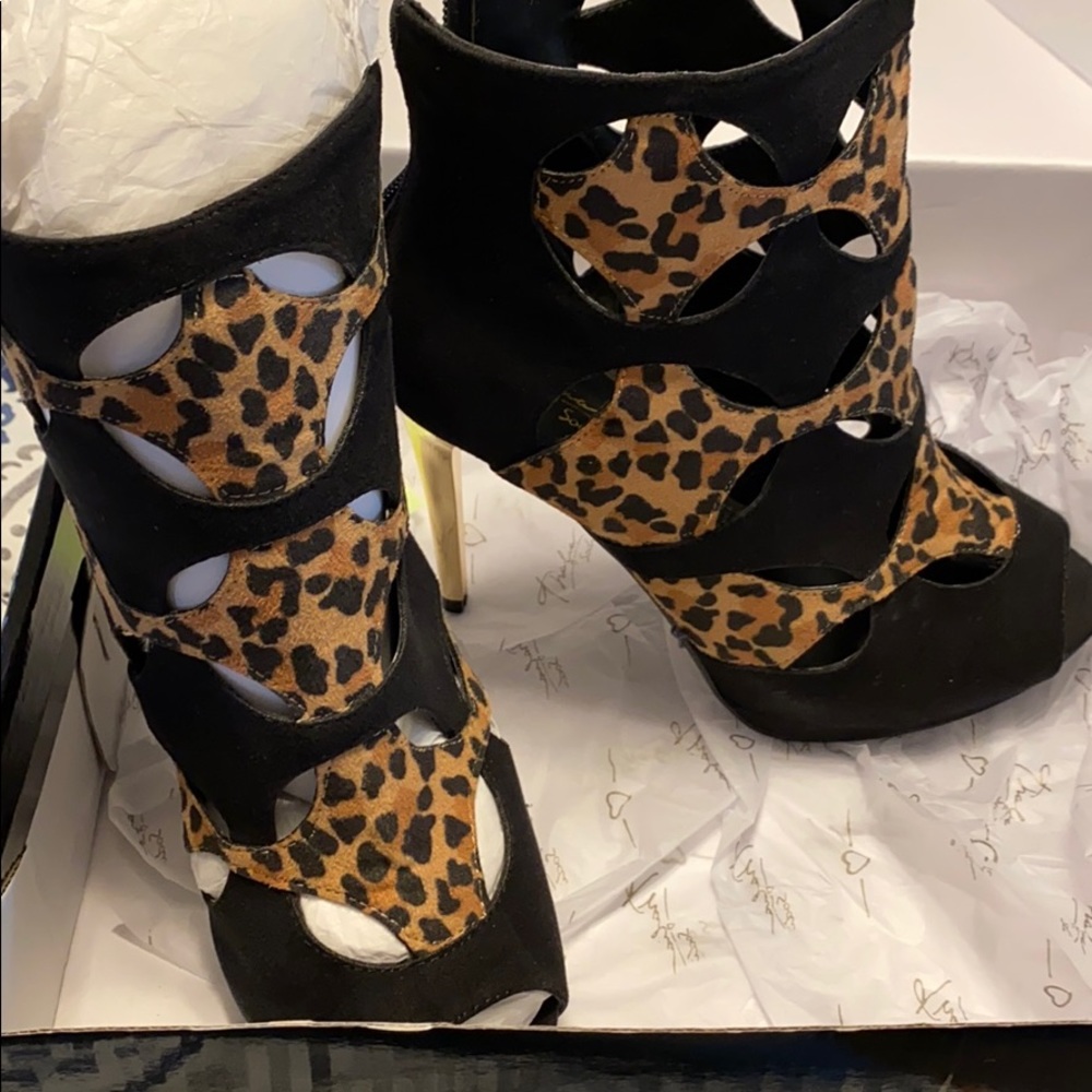 Thalia Sodi cutout boot